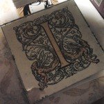 verre-eglomise-ornamental-letter-finished verre-eglomise-ornamental-letter-finished