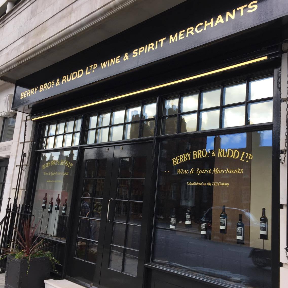 Traditional, sign painter, signwriter, London sign writer, Gold Leaf Lettering artist, NGS London ghost sign lettering