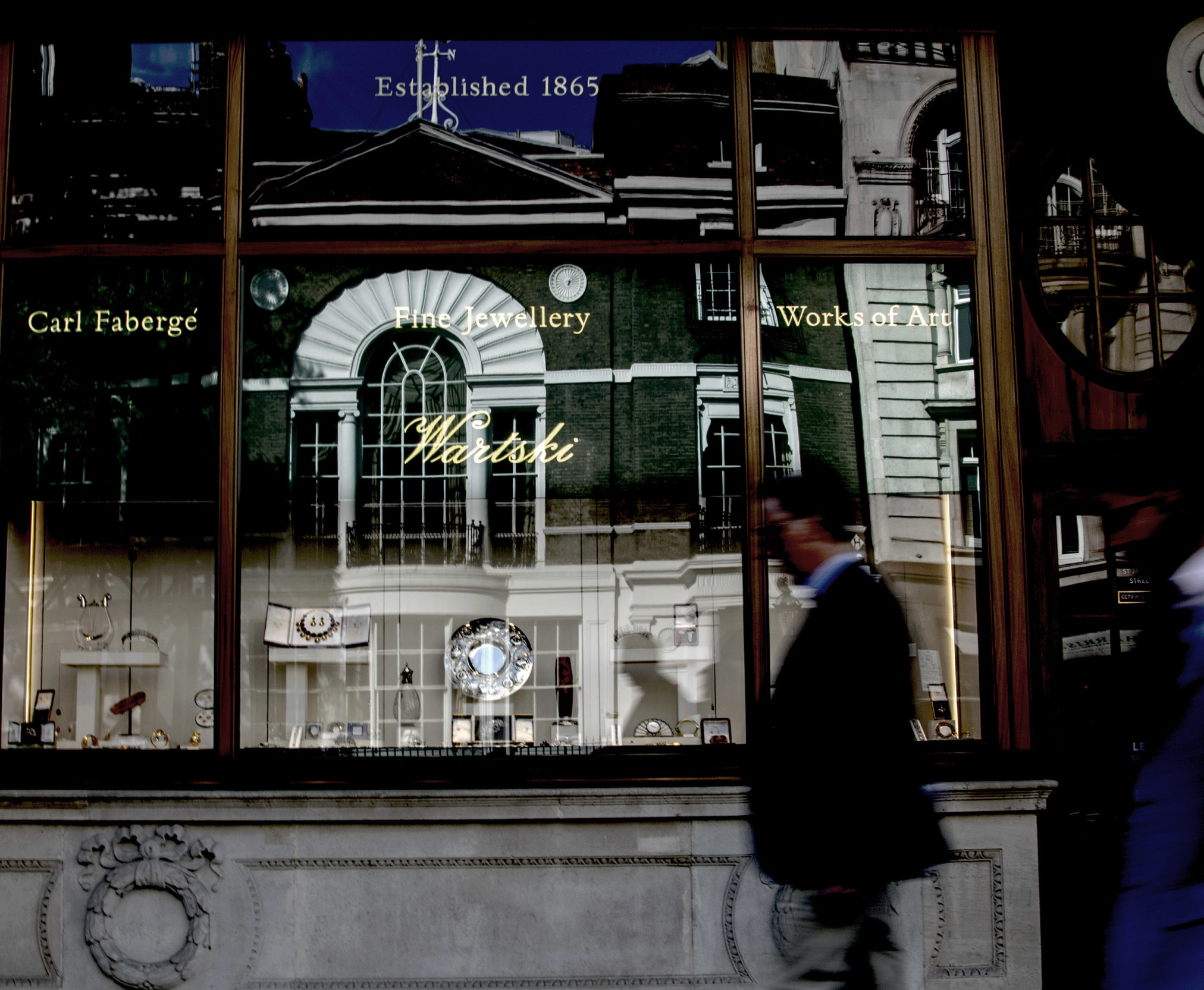 Gold letters on glass. Wartski jewellers glass gilding Traditional signwriting gold leaf lettering by Nick Garrett London Signwriter. NGS Retro Signs of London Underground Vintage Lond fonts.