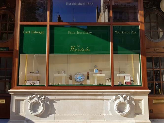 Wartski glass gilding, Renowned for Fine Signwriting, Transom House Numbers gilding. Traditional Numerals for all London inc Dulwich, Clapham, Chelsea. Crystal Palace, 51.41204871344451, -0.09139270843548579, 51.49456765499576, 51.42829336756655, -0.08495540681783083, -0.17415278042634838 Chelsea, Fulham road, Kings Road, Walton Street, Traditional signwriting gold leaf lettering by Nick Garrett London Signwriter 3