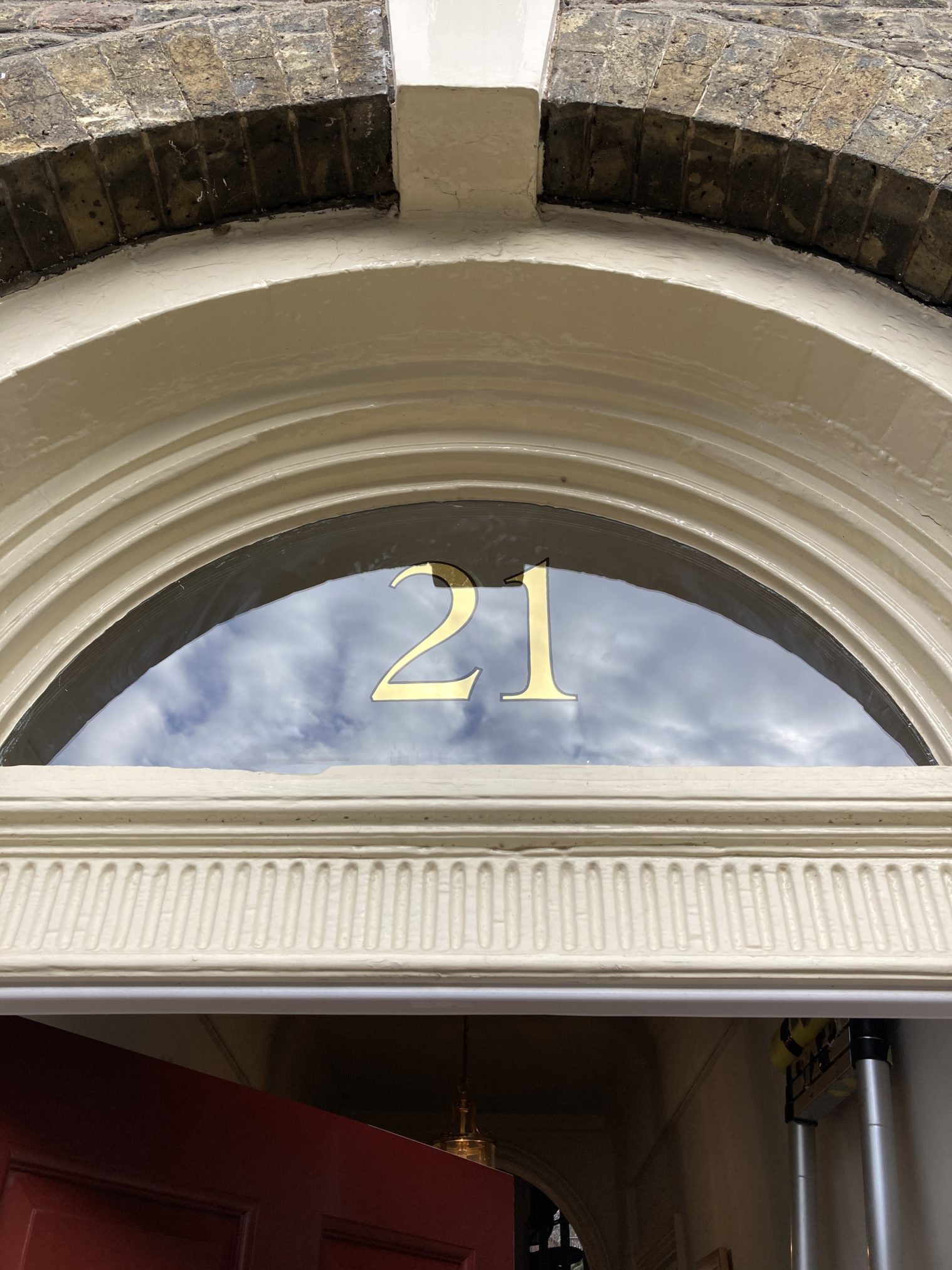 NGS Painted House numbers. The number 21 painted on a fanlight in gilded gold lead. Traditional sign writers of London NGS Dulwich Margate Chelsea signwriters