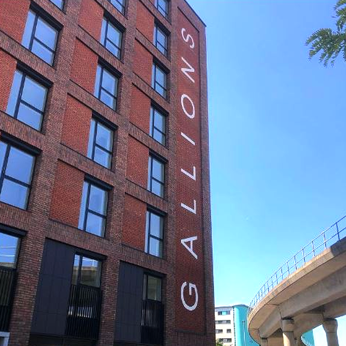 TRADITIONAL SIGN WRITER LONDON NEAR ME, NGS SIGN WRITING CENTRAL LDN. Gold House Numbers London Sign Writer Nick Garrett Seraina Baumgartner NGS