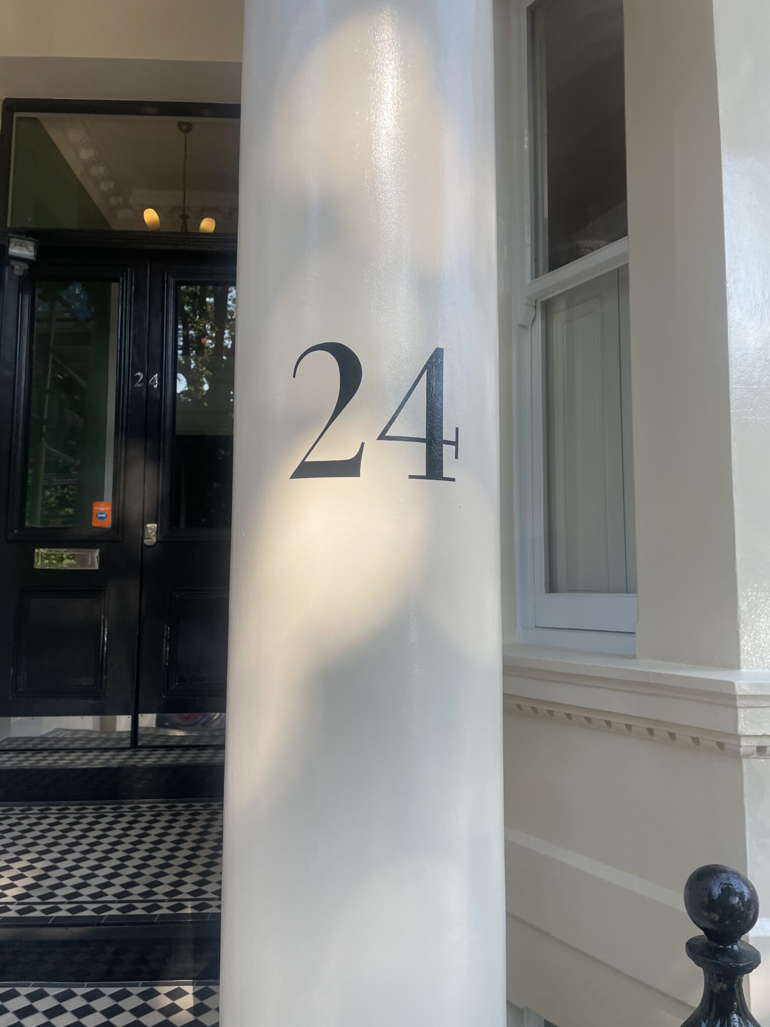 House names painted in Earls Court London by NGS Signwriting. House numbers sign writing, hand-painted Knightsbridge, Notting Hill, Fitzrovia, Mayfair, Dulwich, Clapham, Chelsea by NGS hand painted Victoria House titles numerals.