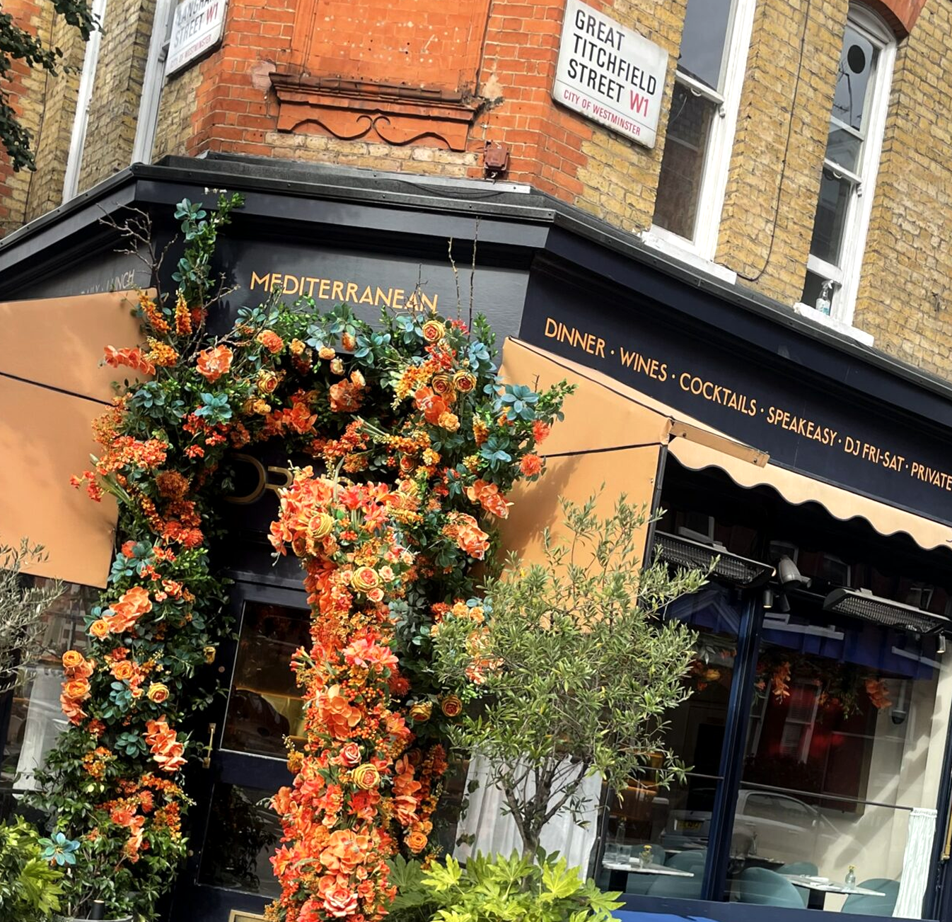 Drunch Fitzrovia Traditional Sign Writer Nick Garrett, cafe coffee house signage NGS Chiswick