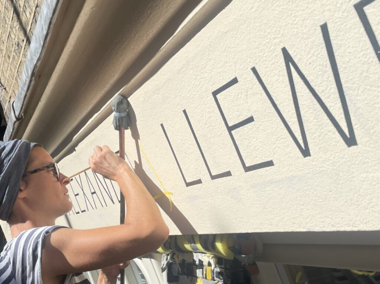 Famous London sign writer Seraina-,painting-, Seraina-painting-sign-1-1024x1024