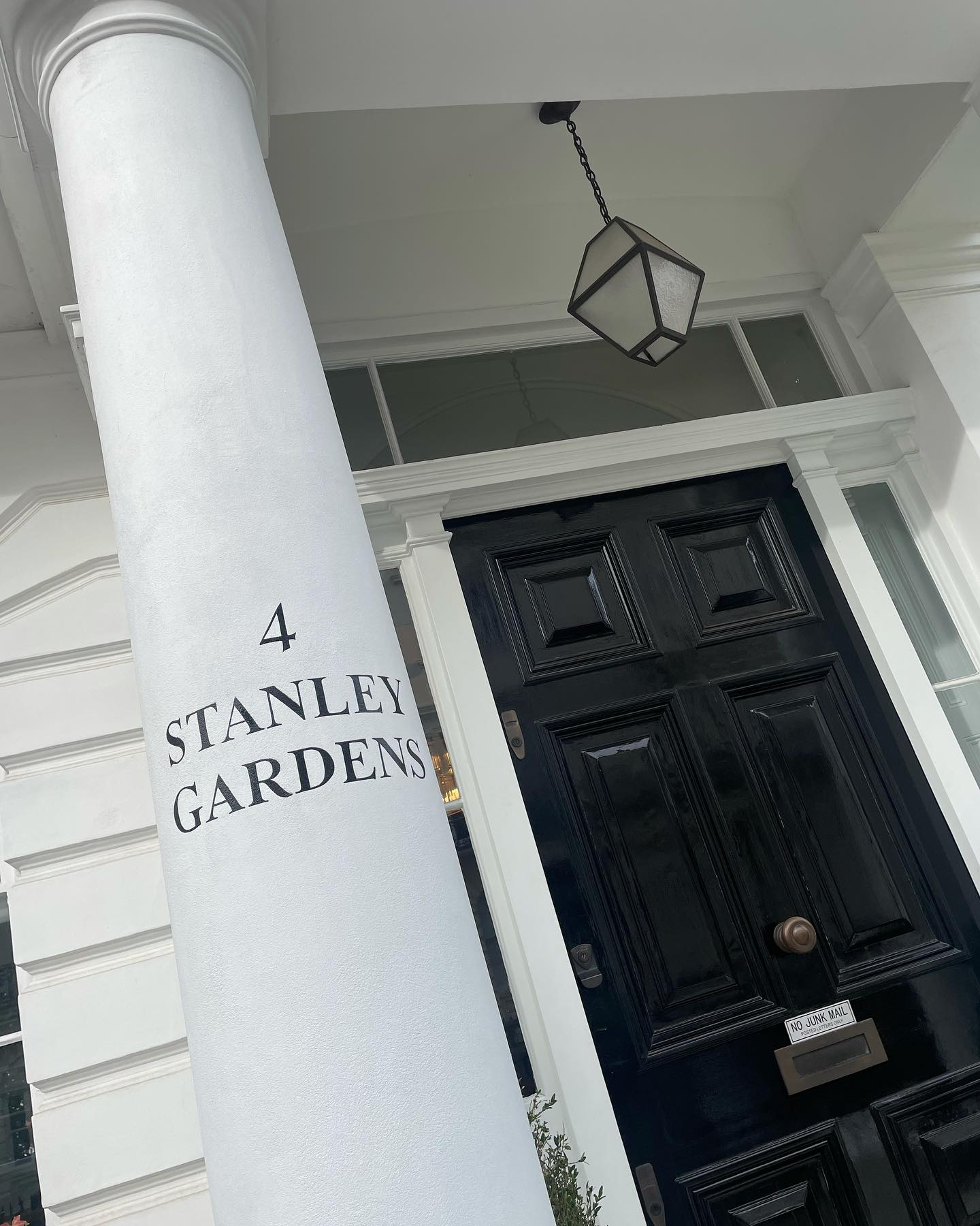 hand painted Pillar House Numbers, Notting hill sign painter, house column, Pillar, number sign writing